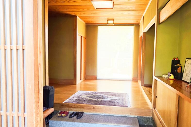 BB.STUDIO赤坂台｜【玄関】引き戸と畳スペースが見える奥行きのある玄関は、来客シーンの撮影にピッタリ