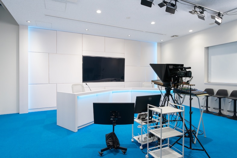 AAA Studio｜【.mp4】プロンプター完備なので、原稿を確認しながらスムーズに撮影できます