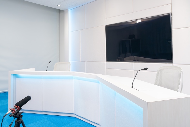 AAA Studio｜【.mp4】ホワイトとブルーのコントラストが映える、大型モニター完備の撮影スタジオ