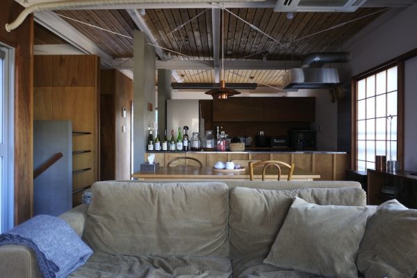 【2F リビング】キッチンまで視線が抜け、生活動線を活かした長回し撮影にも◎