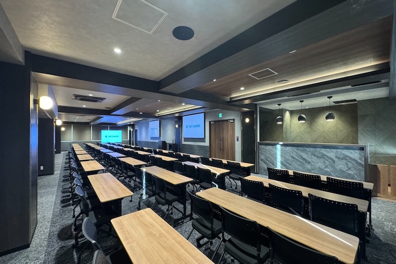 GOBLIN.新橋店 -LOUNGE-｜【5F メインフロア】視界を遮らない設計。全席からスクリーンが見やすい