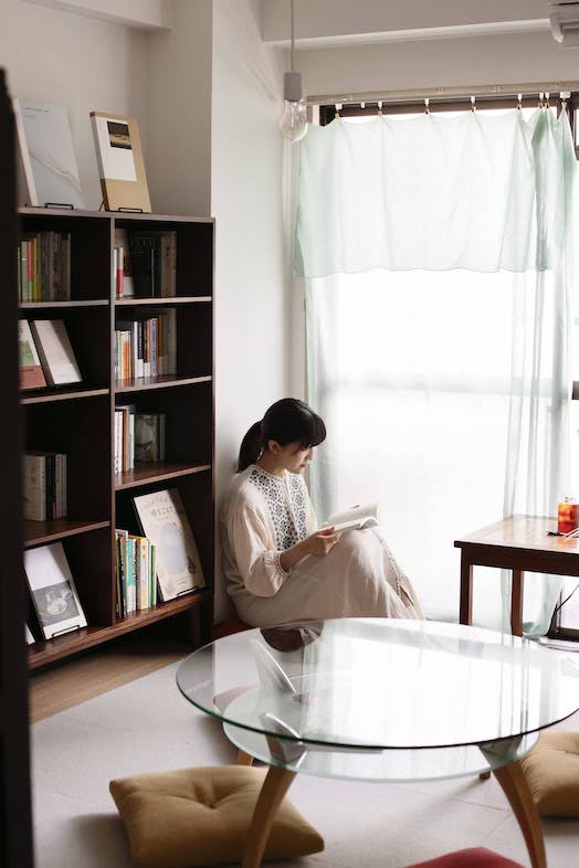 スタジオおざぶ｜窓際での読書シーン