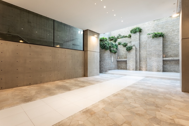 House of OMOTESANDO｜【Sky HALL (B1F)】天窓から落ちる自然光と石壁の立体感が、被写体を静かに引き立てます