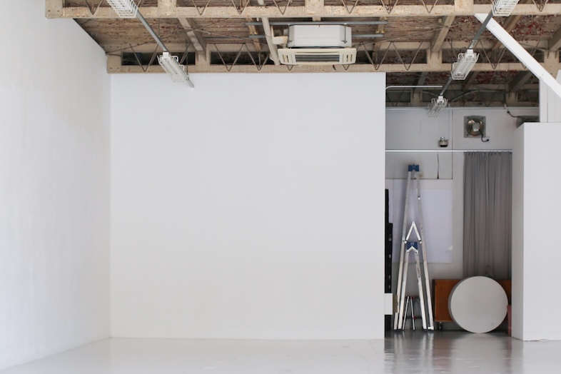 HOXTON STUDIO Garage / Loft｜【Garage】天井まで伸びた白壁で全身カットも叶う