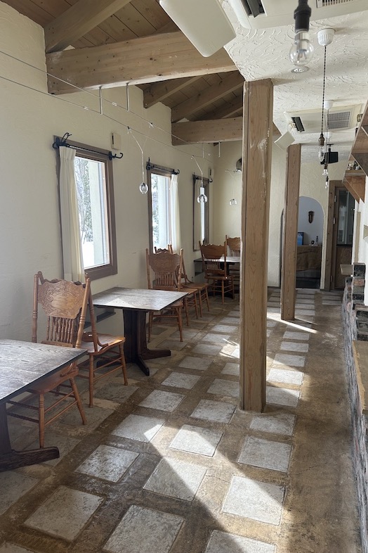 美瑛町十勝岳が一望できる森のレストラン｜【1F レストラン】ウッドの家具で揃えられたアンティークな雰囲気の店内