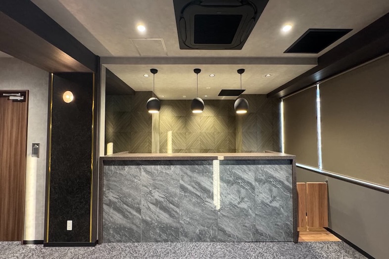 GOBLIN.新橋店 -LOUNGE-｜【5F バーカウンター】カウンターを使用した飲食シーンに