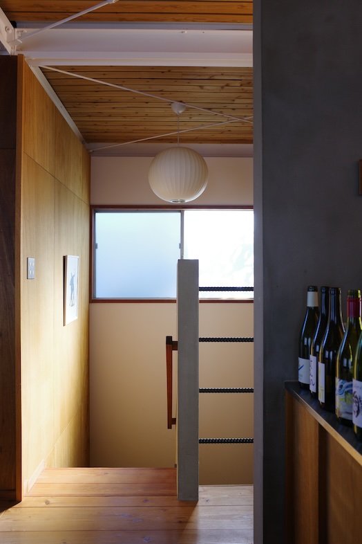 鎌倉スタジオオレンジ｜【2F 階段】上下階のつながりを感じさせるカットに