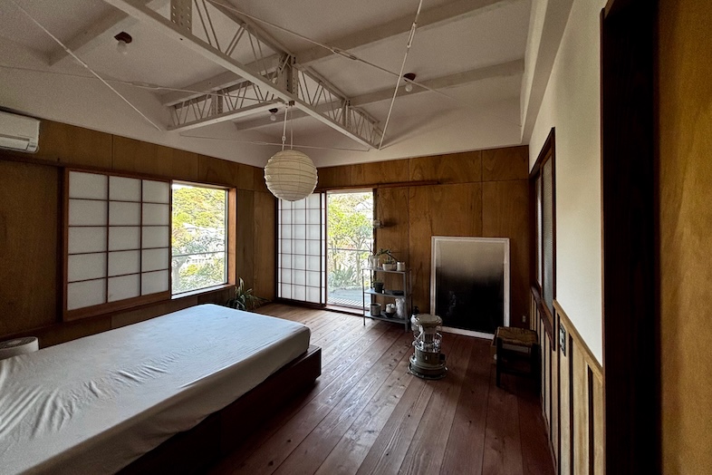 鎌倉スタジオオレンジ｜【1F 寝室】天井と障子の白、床と壁のウッドが美しいコントラストを生む寝室