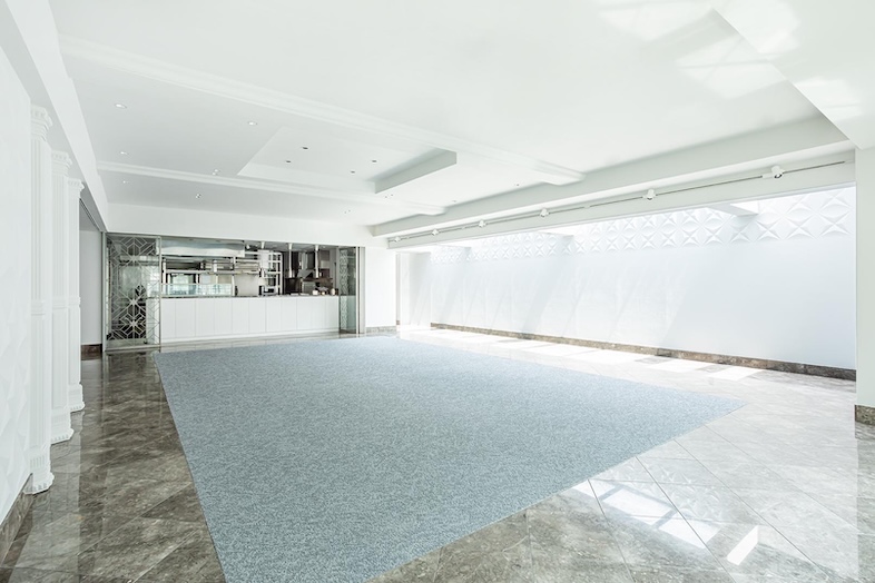 House of OMOTESANDO｜【White HALL (2F)】大開口からの自然光が被写体の魅力を一層引き立てます