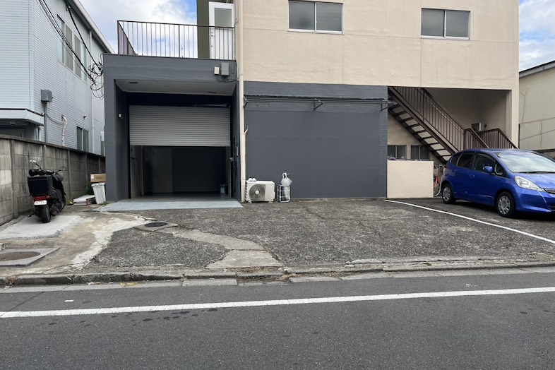 STUDIO X GARAGE｜ガレージ内と合わせて合計3台まで駐車可能