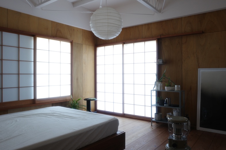 鎌倉スタジオオレンジ｜【1F 寝室】障子越しの柔らかな自然光が入り、リラックス感のあるベッドシーンを演出できる