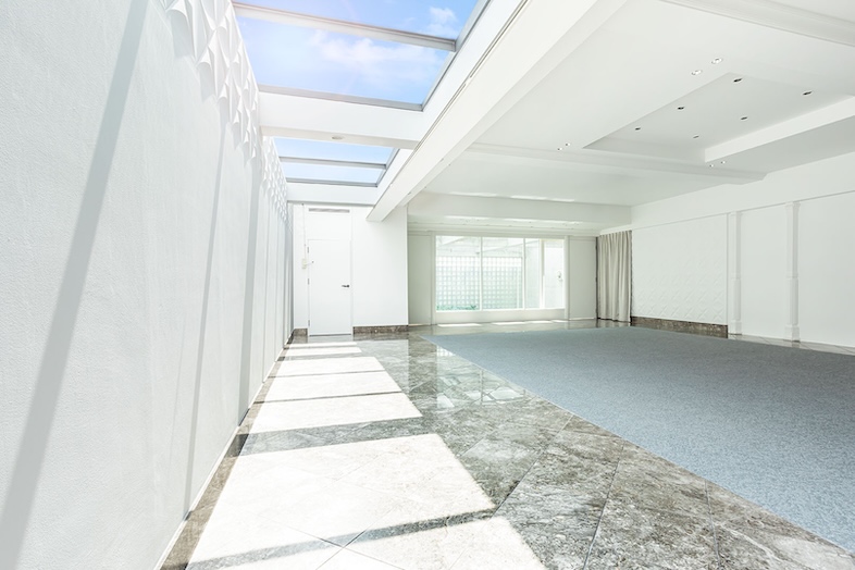 House of OMOTESANDO｜【White HALL (2F)】天窓からの溢れんばかりに降り注ぐ自然光がナチュラルで洗練された画作りを実現