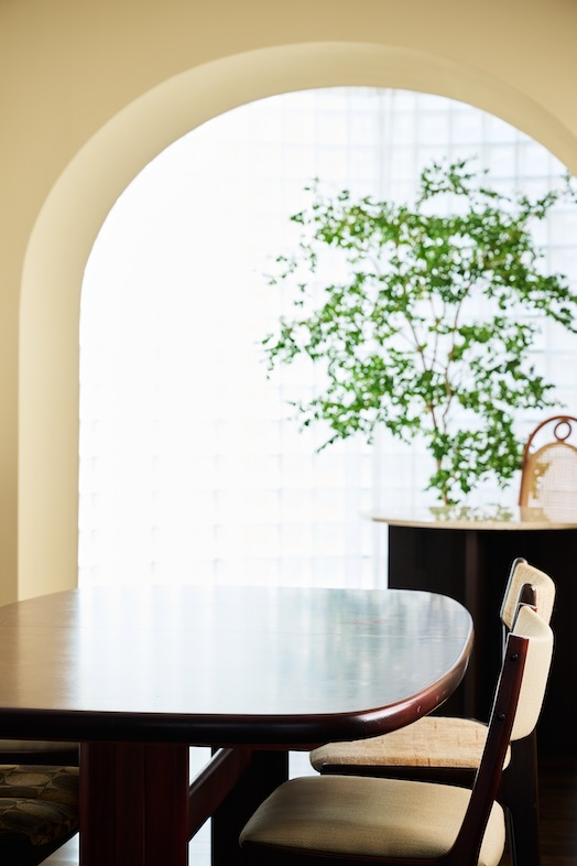 studio SPINDLE｜【WOOD FLOOR】人物撮影やライフスタイルカットが映える曲線の開口部とグリーン