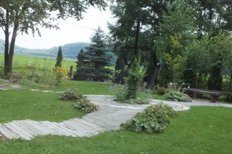 美瑛町十勝岳が一望できる森のレストラン｜夏には、青々とした緑が敷地いっぱいに広がります