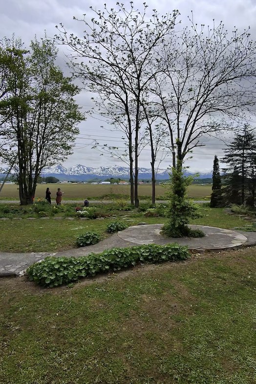 美瑛町十勝岳が一望できる森のレストラン｜山々と畑を背景に撮れるガーデンスペース