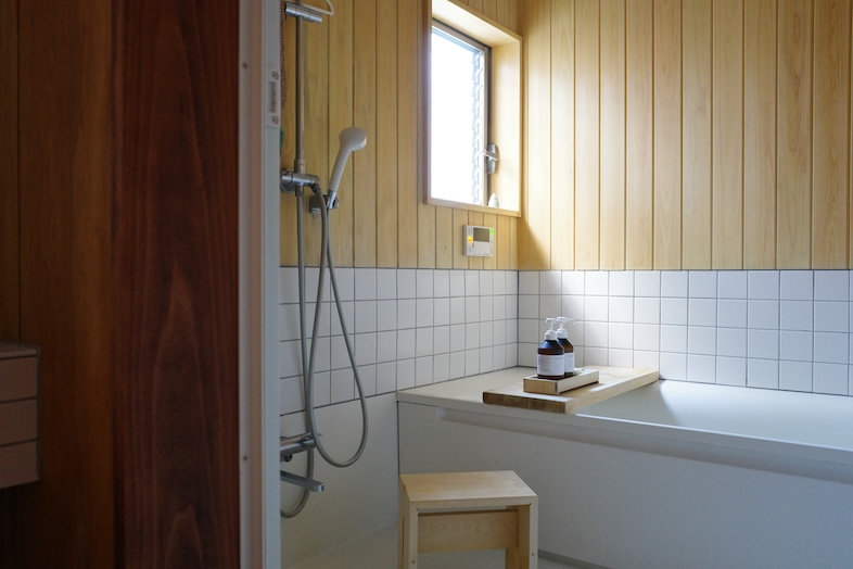 鎌倉スタジオオレンジ｜【1F 風呂場】白タイルと木の対比が美しく、清潔感と温もりを同時に描ける