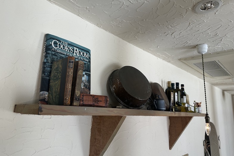 美瑛町十勝岳が一望できる森のレストラン｜【1F レストラン】元イタリアンレストランならではの飾り棚