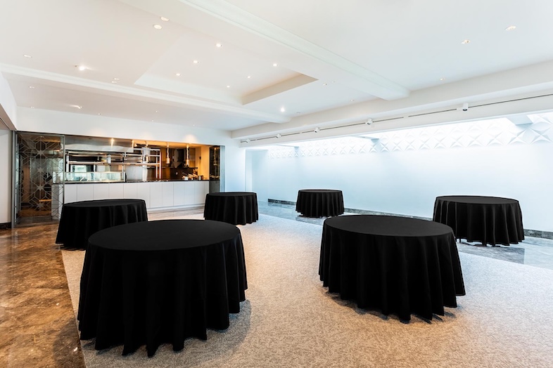 House of OMOTESANDO｜【White HALL (2F)】上品な円卓レイアウトはイベントやパーティー、親睦会、キックオフ、二次会などのシーン撮影向き