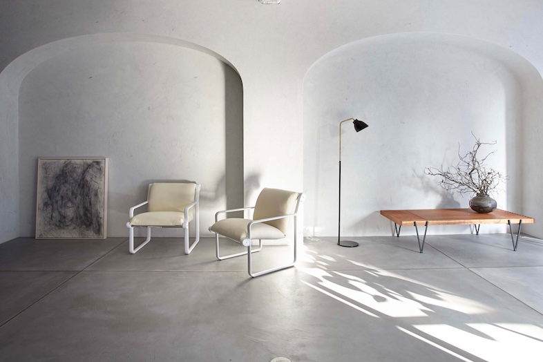 BASE STUDIO AOBADAI 2F +STYLE｜アーチ状のニッチでグレイッシュな左官壁と時と共に変化する光の協奏