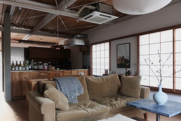 【2F リビング】障子の和テイストと大開口の窓が調和した、抜け感のあるリビング