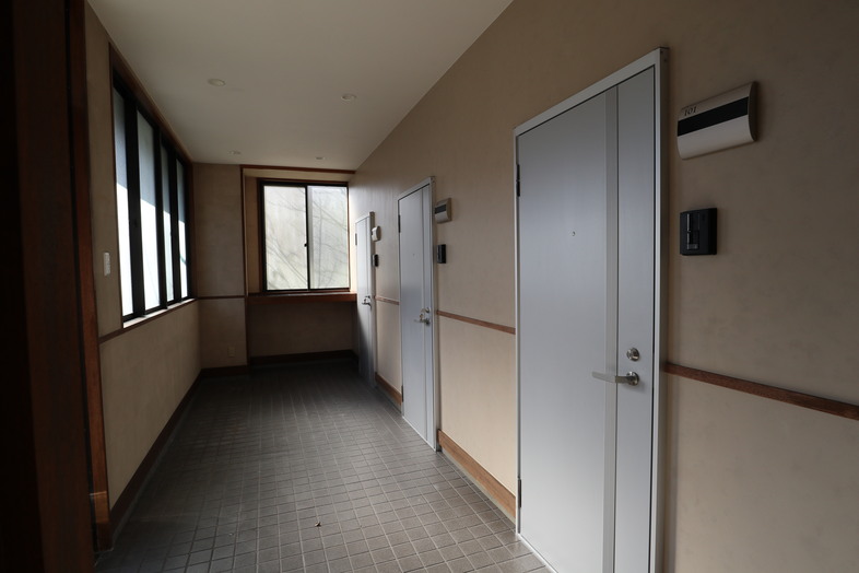 和光スタジオ｜【玄関】住宅への出入りシーンを撮影できる廊下