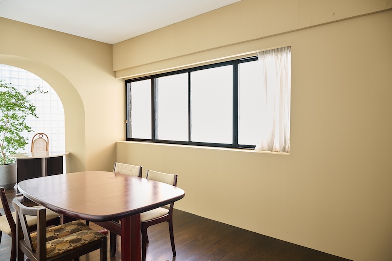 studio SPINDLE｜【WOOD FLOOR】窓からの自然光は食卓シーンやインタビュー撮影にもフィット