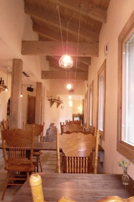 美瑛町十勝岳が一望できる森のレストラン｜【1F レストラン】自然光や照明を活かしたインスタ撮影やブランドイメージ撮影におすすめ