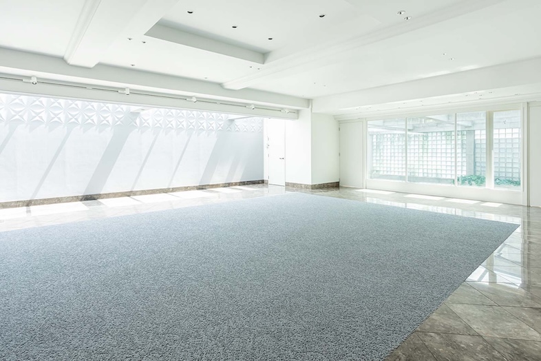 House of OMOTESANDO｜【White HALL (2F)】敢えて装飾を足さなくても成立する、建築デザインの完成度が強み