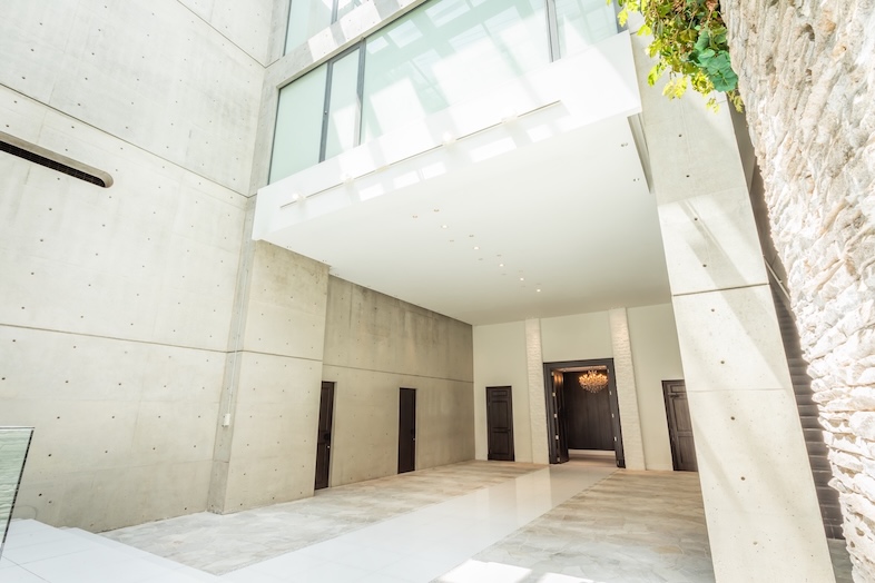 House of OMOTESANDO｜【Sky HALL (B1F)】天窓越しの自然光が床まで届く明るく、厳かな空間