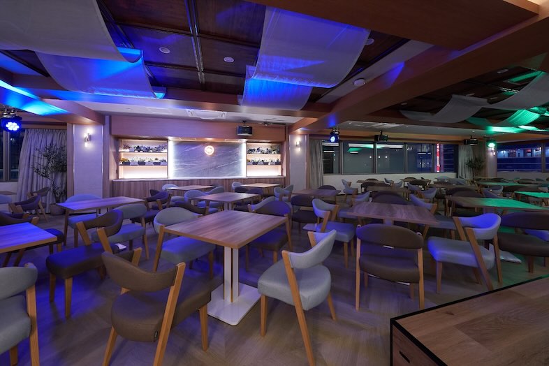 GOBLIN.新橋店 -SALON-｜【7F メインフロア】ムービングライトを点灯させると、イメージを変えて撮影が可能