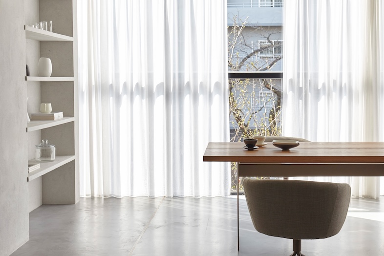BASE STUDIO AOBADAI 2F +STYLE｜カーテン越しのゆらめく自然光は、スチール撮影に最適