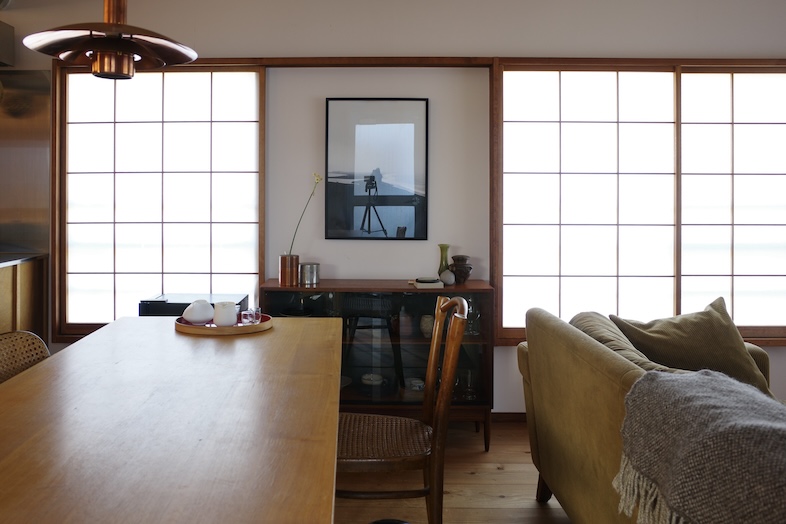 鎌倉スタジオオレンジ｜【2F リビング】ダイニングと一体で使えるため、会話や食事シーンを連続して収録できます