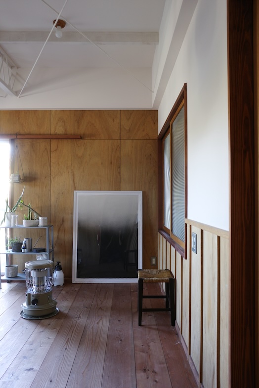 鎌倉スタジオオレンジ｜【1F 寝室】木壁と生活小物が映える寝室は、朝の身支度や静かな日常シーンの撮影に最適