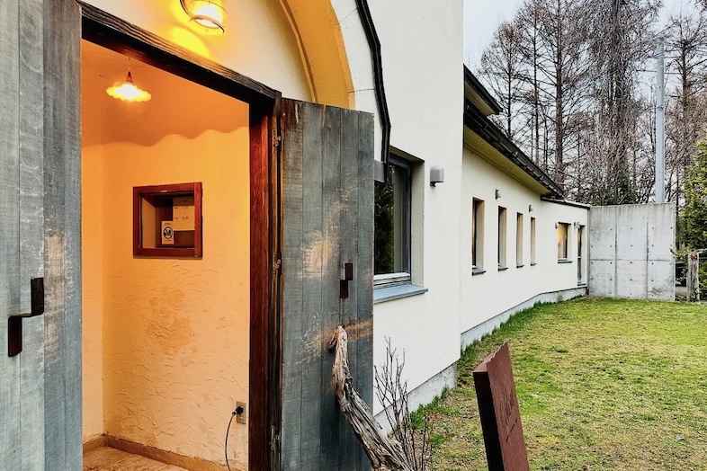 美瑛町十勝岳が一望できる森のレストラン｜【外観】美瑛町でのロケーション撮影・前撮り、結婚式の導入カットにも最適