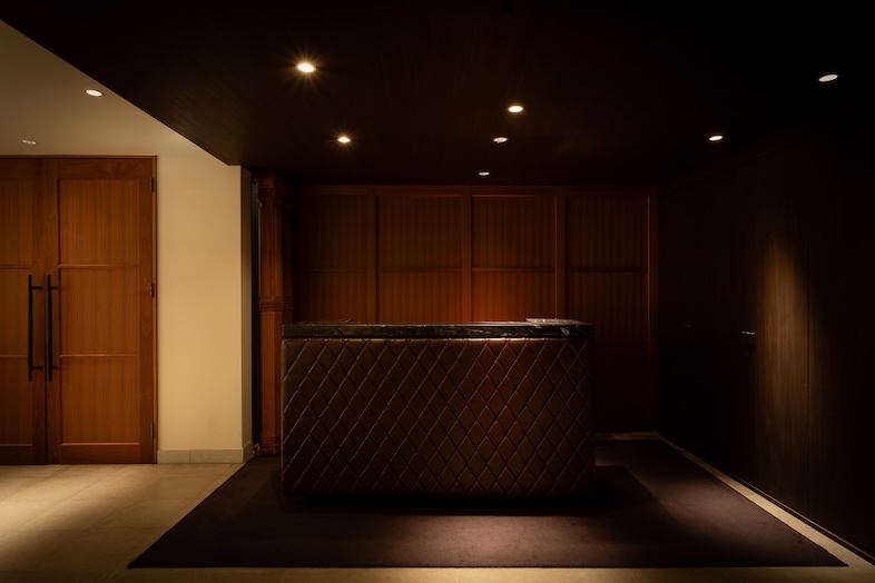 House of OMOTESANDO｜【Lounge (1F)】ラグジュアリーで重厚感のある入口