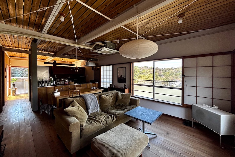 鎌倉スタジオオレンジ｜【2F リビング】障子の和テイストと大開口の窓が調和した、抜け感のあるリビング