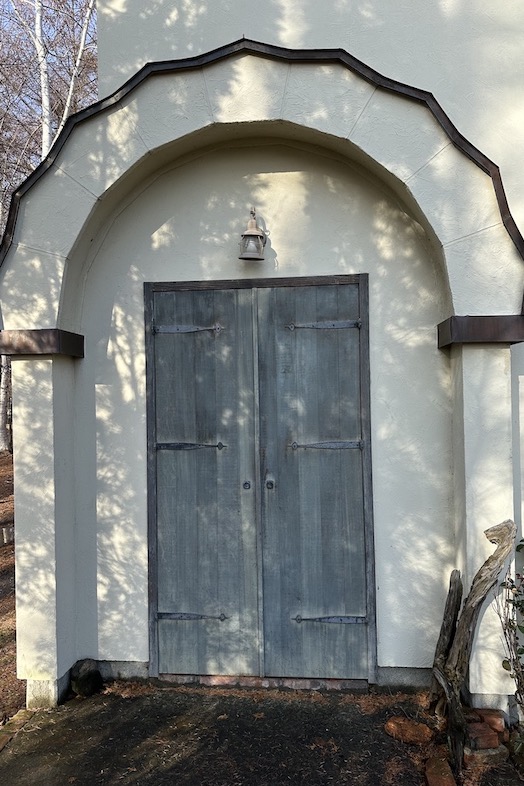 美瑛町十勝岳が一望できる森のレストラン｜【外観】重厚感あるエントランス