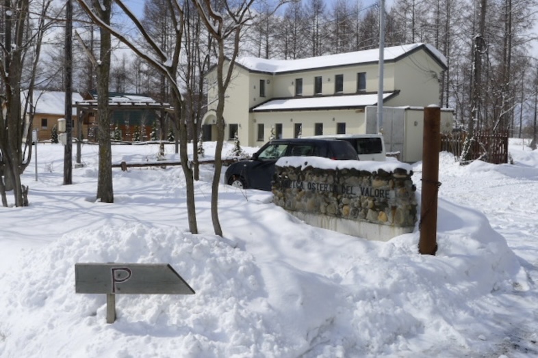 美瑛町十勝岳が一望できる森のレストラン｜【外観】雪原ロケーション撮影が可能