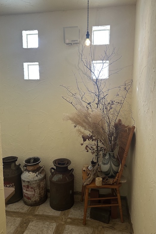 美瑛町十勝岳が一望できる森のレストラン｜【1F レストラン】漆喰の白壁