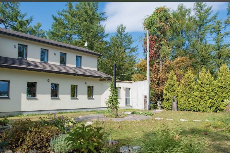 美瑛町十勝岳が一望できる森のレストラン｜庭付き一棟全て使用可能な撮影スタジオ