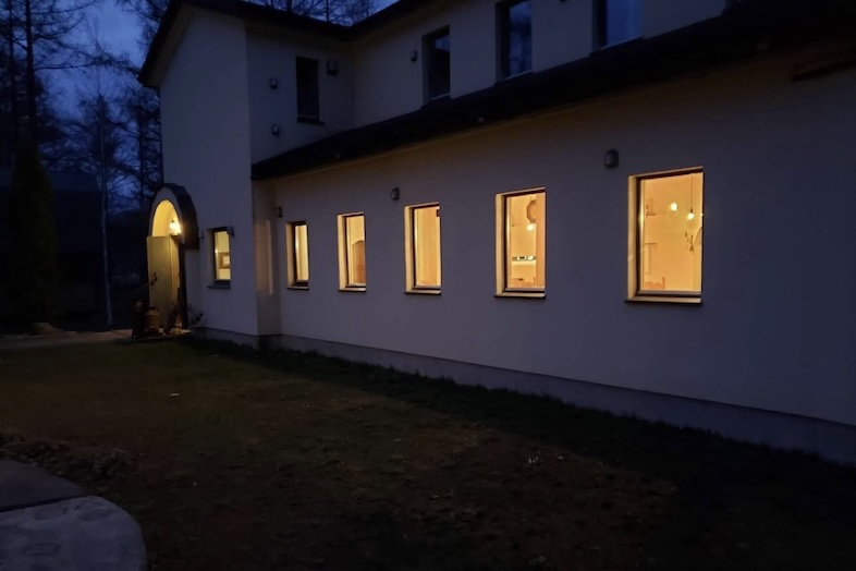 美瑛町十勝岳が一望できる森のレストラン｜【外観】十勝岳バックの夕焼け写真やムービー撮影にも最適