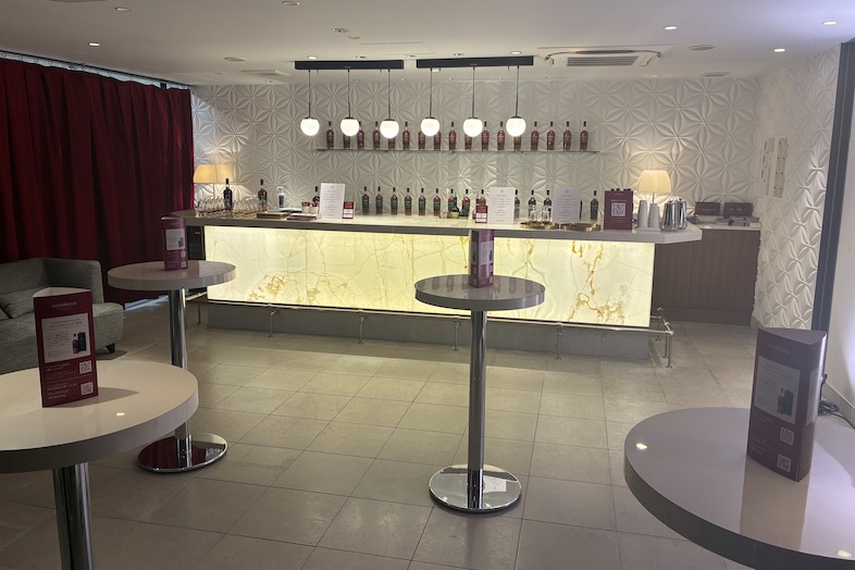 House of OMOTESANDO｜【使用事例】Lounge (1F)|家具や小物をレイアウトし、バーシーンとして使用可能