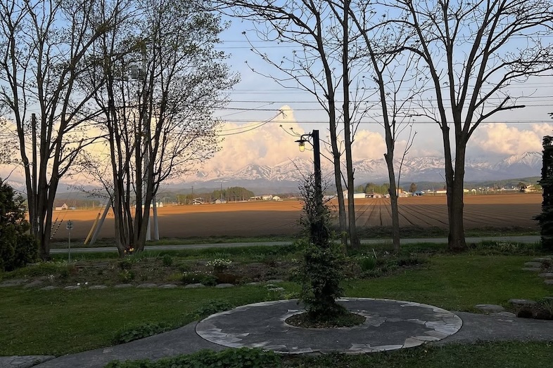 美瑛町十勝岳が一望できる森のレストラン｜壮大な自然を一望できる空間は、北海道ならではの贅沢なロケーション