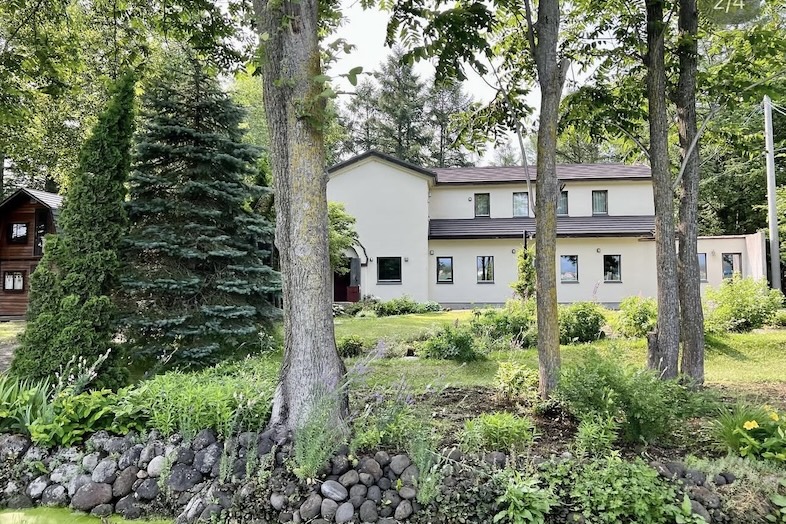 美瑛町十勝岳が一望できる森のレストラン｜【外観】四季フォトスポットとして春夏秋冬の表情を撮影できます