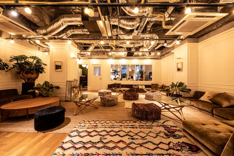 EAT PLAY WORKS｜【CHILL LOUNGE】ラフに集えるチルラウンジは、座談会やカジュアルなトーク収録にちょうどいい距離感を生み出します