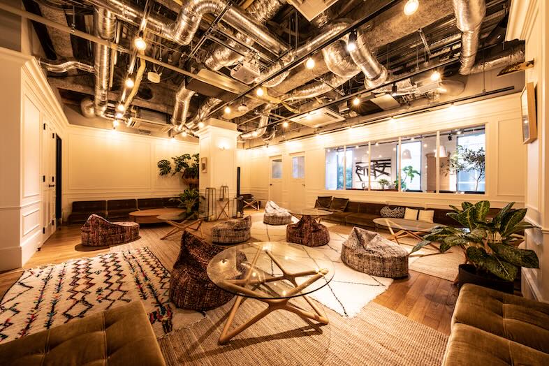 EAT PLAY WORKS｜【CHILL LOUNGE】照明と素材感が際立つ空間は、ファッションやカルチャー系のムービー撮影にも相性抜群