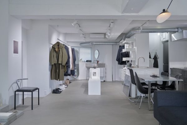 白壁とモールテックス床が映える無機質な空間