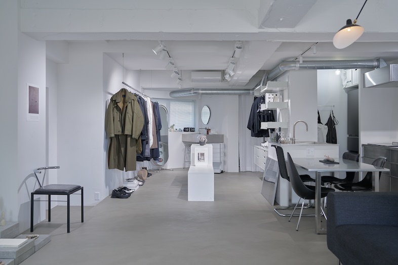 rei no studio｜白壁とモールテックス床が映える無機質な空間