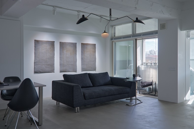 rei no studio｜ソファ背景のモノトーン空間は、宣材写真やビジネス撮影に最適