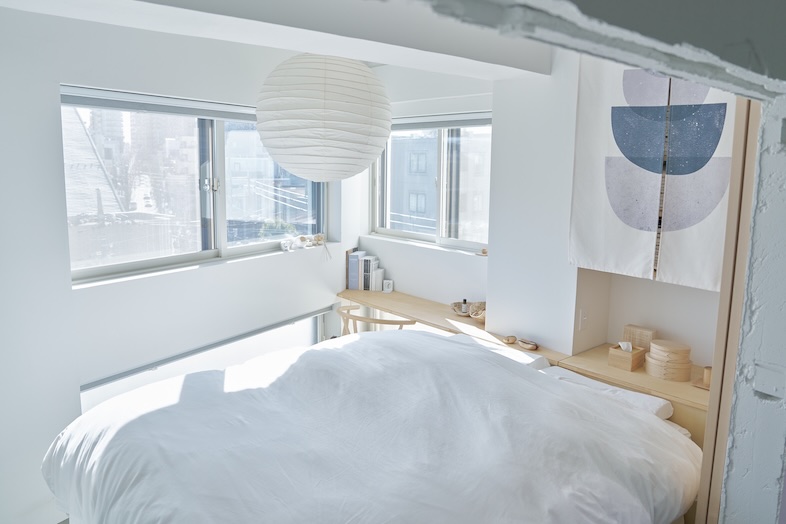 rei no studio｜自然光がふんだんに差し込むホテルライクな寝室